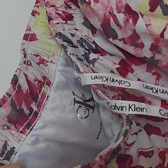 Calvin Klien M board shorts with draw string waist, side pockets - Picture 4 of 6